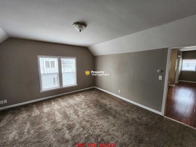 Building Photo - 2 Bedroom Upper