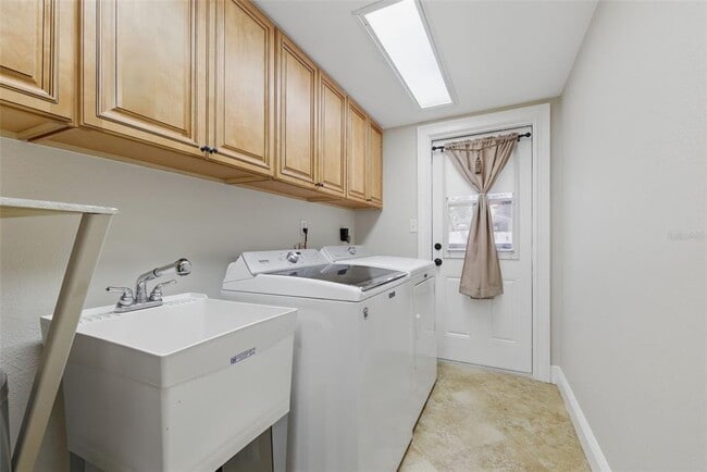 Building Photo - 4926 Camellia Way S