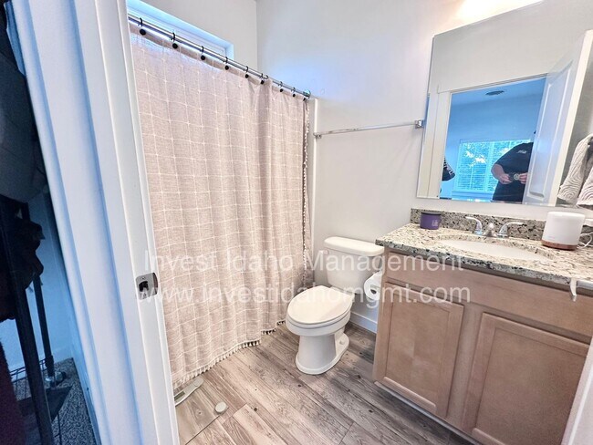 Building Photo - Stylish Townhome with Room to Relax & Ente...