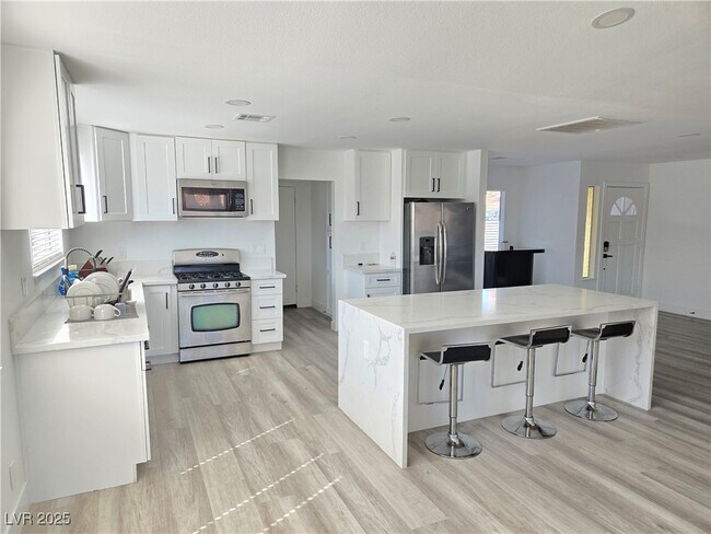 Building Photo - 1405 Termas