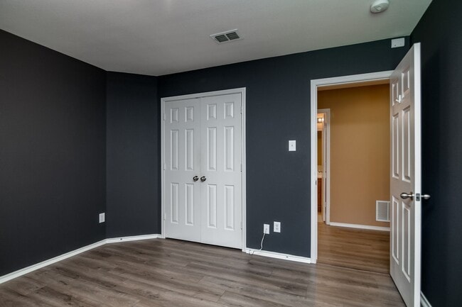 Building Photo - *Ready for Quick Move-in*