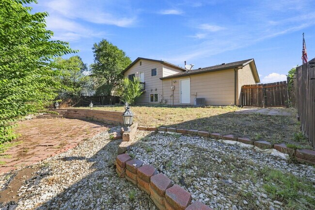Building Photo - $1,895.95 3-bed, 1.5-bathroom located in Colorado Springs with a washer and dryer.