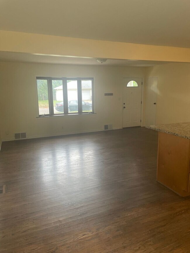 Building Photo - Crystal Home For Rent