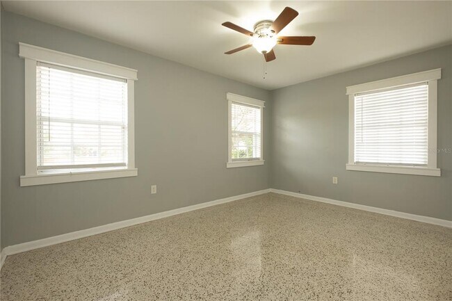 Building Photo - 10235 N Fleetwood Dr