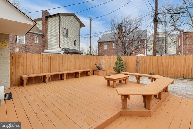 Building Photo - 903 S Irving St