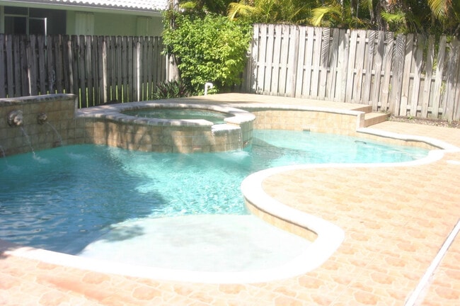 Building Photo - 7588 Parkside Ln