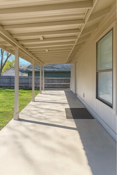 Building Photo - 614 E Live Oak St