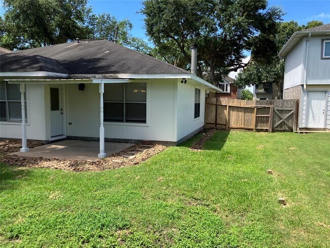 Building Photo - 1827 Oak Ridge Dr