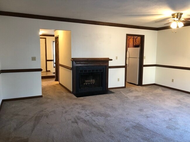Building Photo - Spacious Townhome in a Central Location!