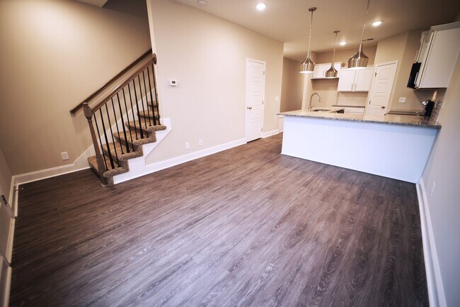 Building Photo - 220 Drayton Dr