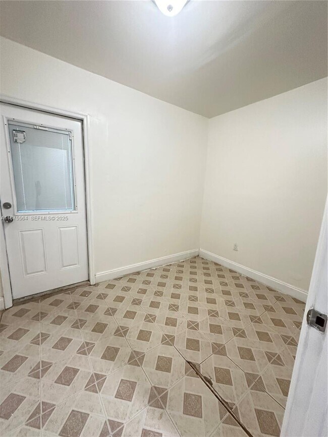 Building Photo - 2021 Bay Dr