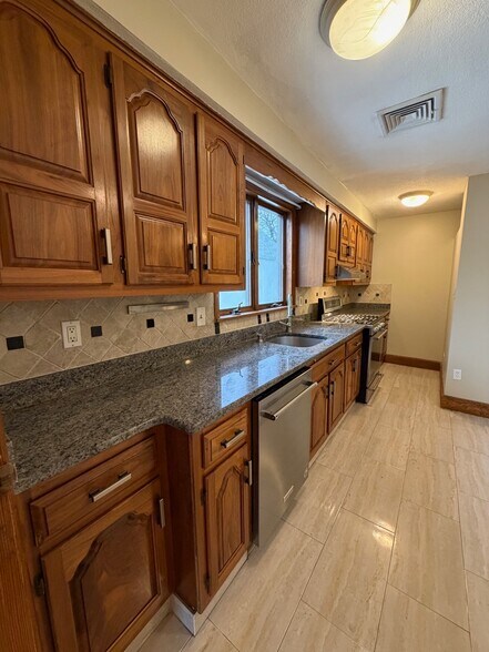 Primary Photo - 33 Lafayette St