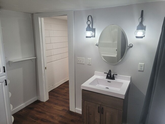 Building Photo - Newly Remodeled 2 Bed 1 Bath House