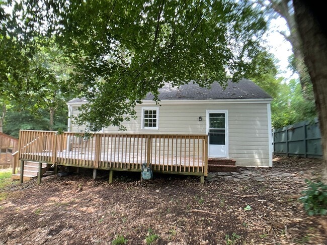 Building Photo - 817 Old Pittsboro Rd