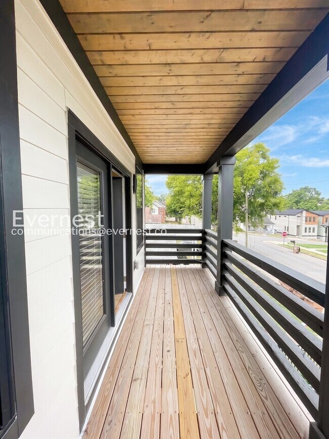 Building Photo - 4 Bed/2.5 Bath Town Home with Garage / Pet-Friendly / Available Now!