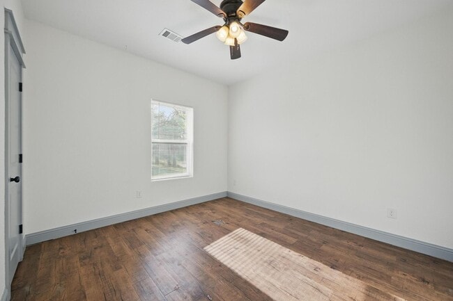 Building Photo - 3-Bedroom Haven for in Peaceful Denison