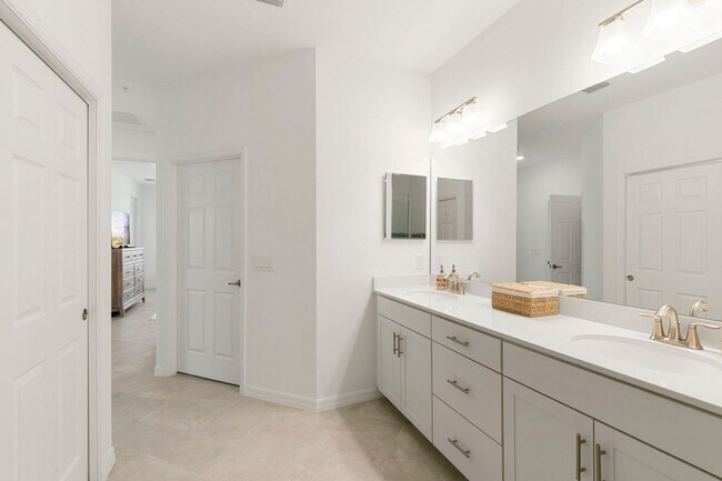 Building Photo - Stylish Corner Coach Home in Prime Fort My...