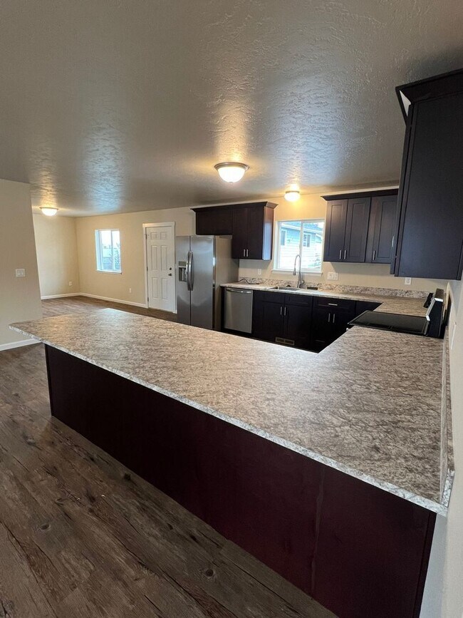 Building Photo - 3 Bedroom Charming Duplex