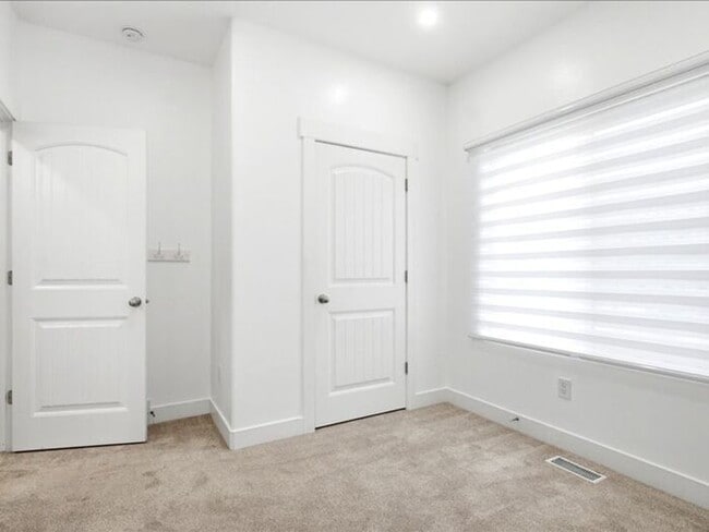 Building Photo - S Jordan-Beautiful 5 bed 3 bath family home