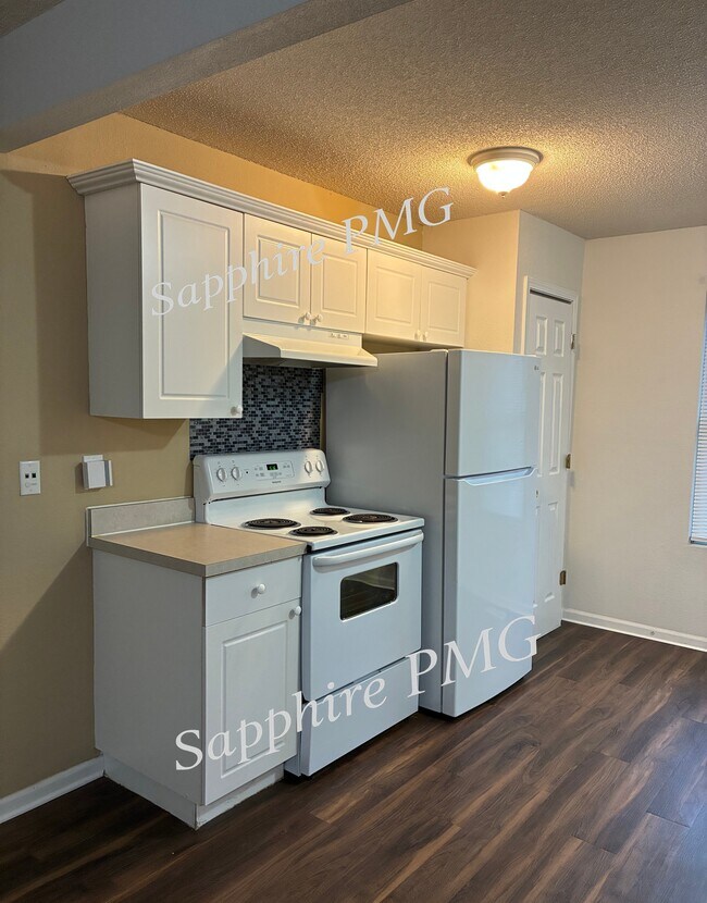 Building Photo - 5621 N Northwood Terrace