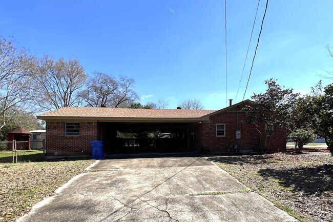 Building Photo - 1123 Oates Rd