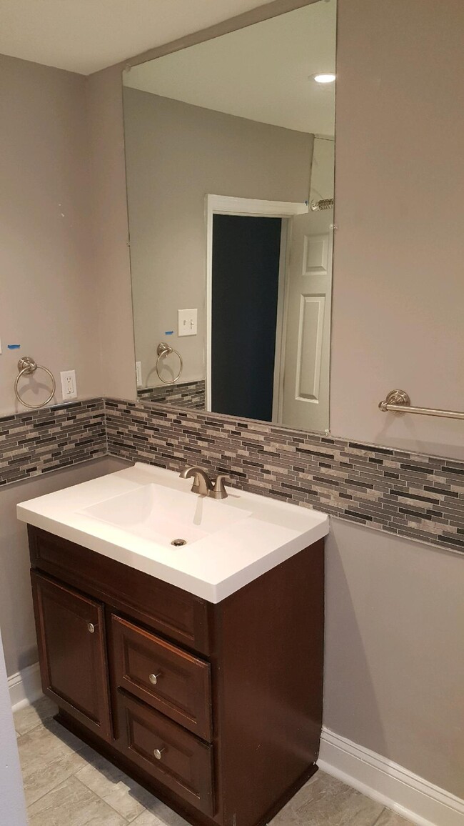 Upstairs Bath - 1267 Park Blvd