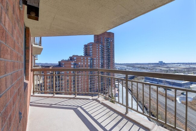Building Photo - 1332 Harmon Cove Tower