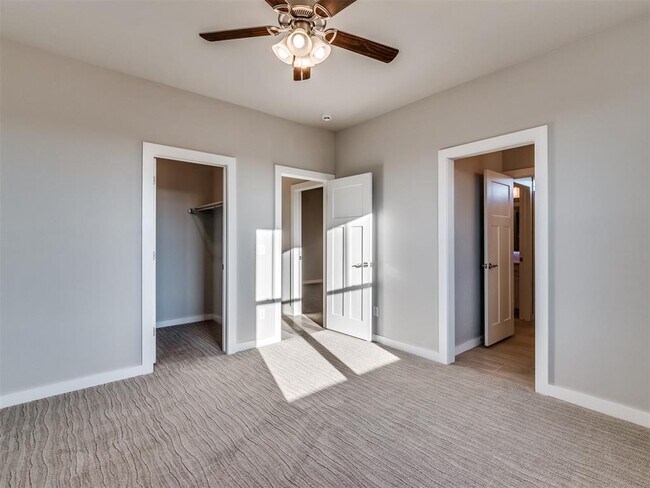 Building Photo - 2425 Rumble Ln