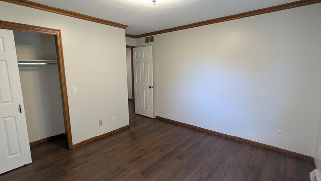 Building Photo - 2025 Longfellow St NE