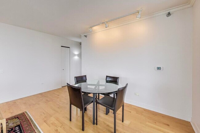 Building Photo - 512 N McClurg Ct