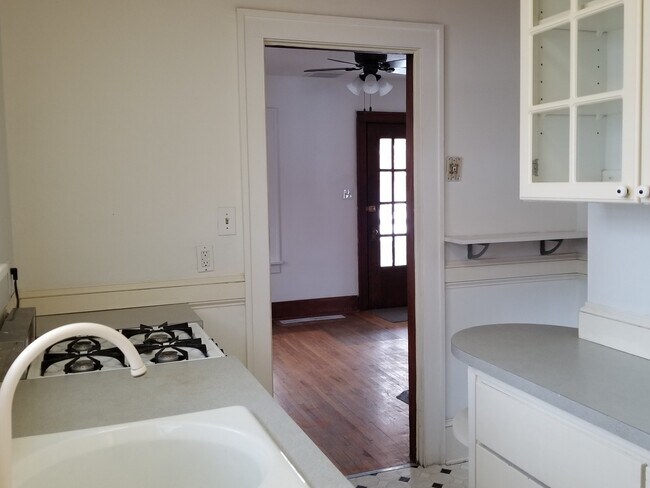 Building Photo - 2 bedroom House Close to Campus!