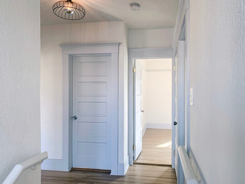 Building Photo - 1386 W 38th St