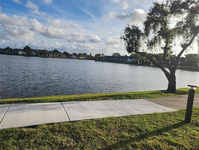 Building Photo - 217 Lake Pointe Dr