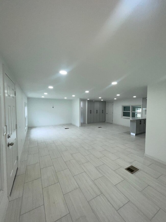 Building Photo - 5024 Marina Dr