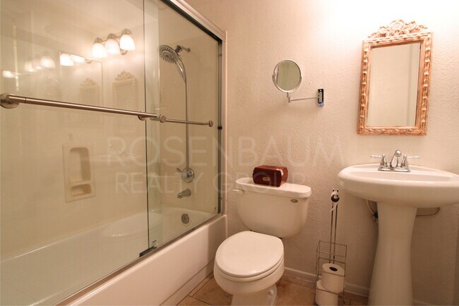 Building Photo - Stunning 2-bedroom, 1.5-bath haven in Phoe...