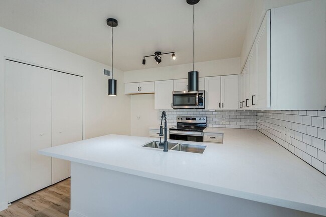 Building Photo - First floor fully updated unit!