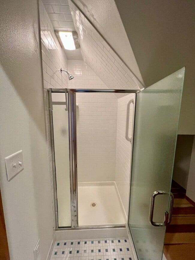 Building Photo - Charming Three Bedroom Home!