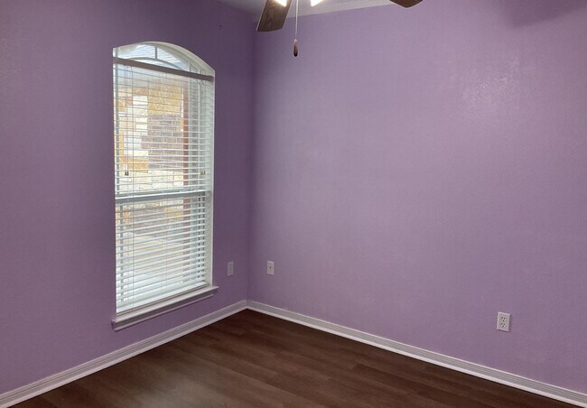Building Photo - AMAZING RENT SPECIAL WITH IMMEDIATE MOVE IN - SECTION 8 ACCEPTED!