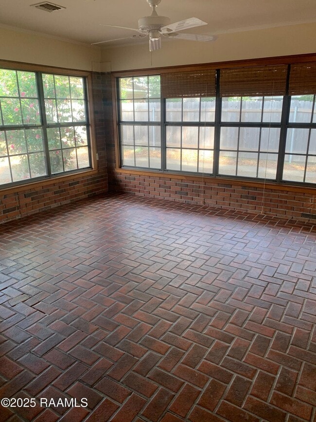 Building Photo - 801 Beverly Dr