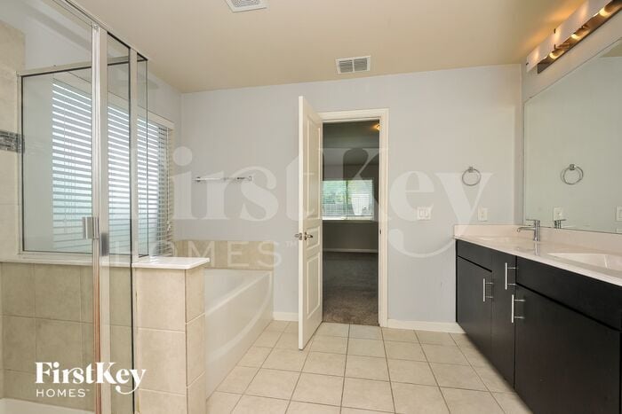 Building Photo - 11913 Rustling Oaks Dr