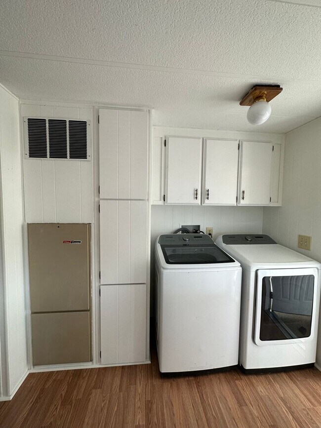 Building Photo - Cute 2-Bedroom & 2-Bathroom Single Family Home for Rent!