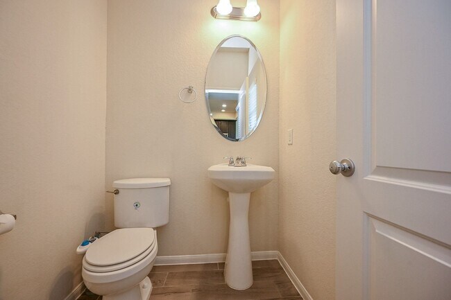 Building Photo - 8231 Hawthorn Vly Ln