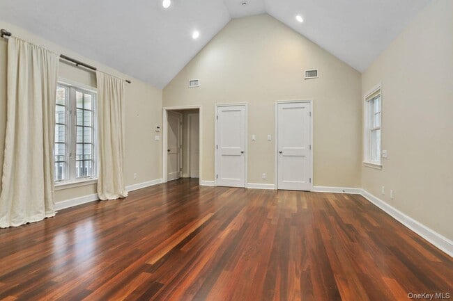 Building Photo - 724 Forest Ave
