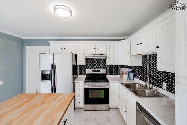 Building Photo - 4024 Hooper Dr