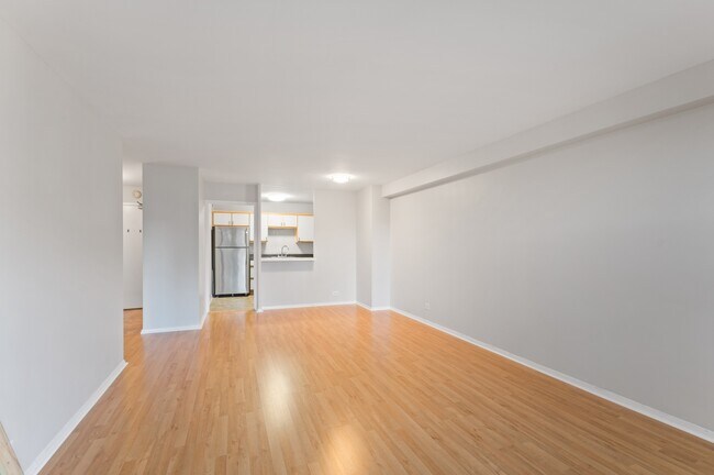 Building Photo - 555 W Cornelia Ave