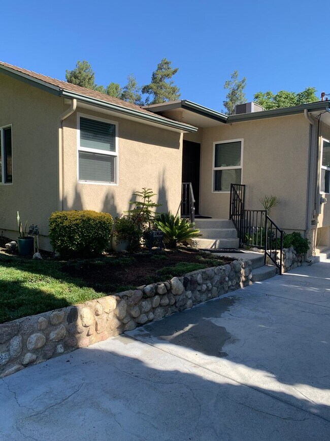 Building Photo - Charming 3+1 Canyon Country Cutie Nestled in the Hills!