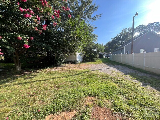 Building Photo - 3820 Freedom Dr