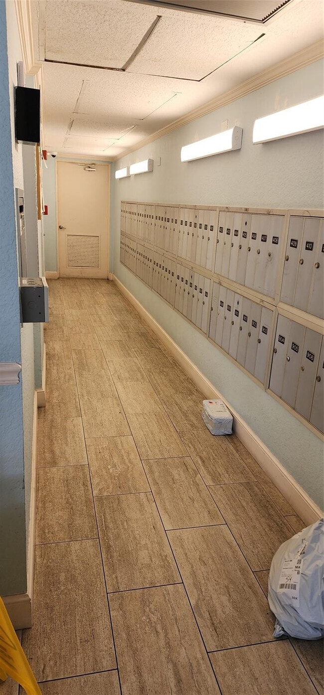 Building Photo - 3150 N Palm Aire Dr