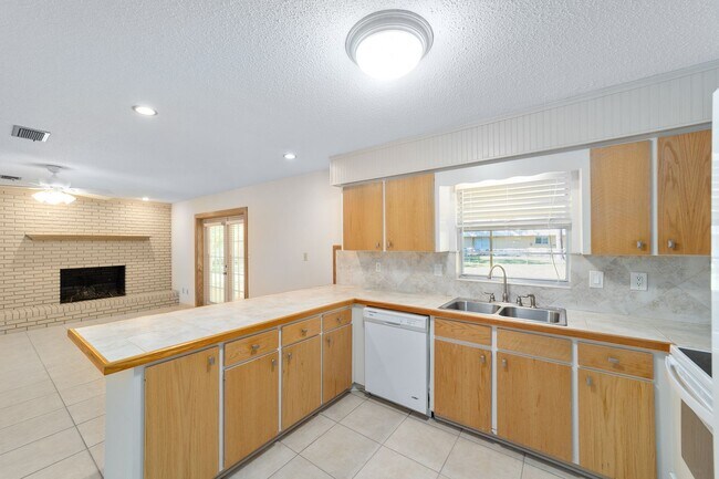 Building Photo - Beautiful 3/2 home in fantastic NW locatio...