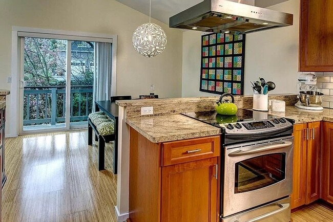 Building Photo - Stunning Sound & Olympic Mountain View Home in North Admiral